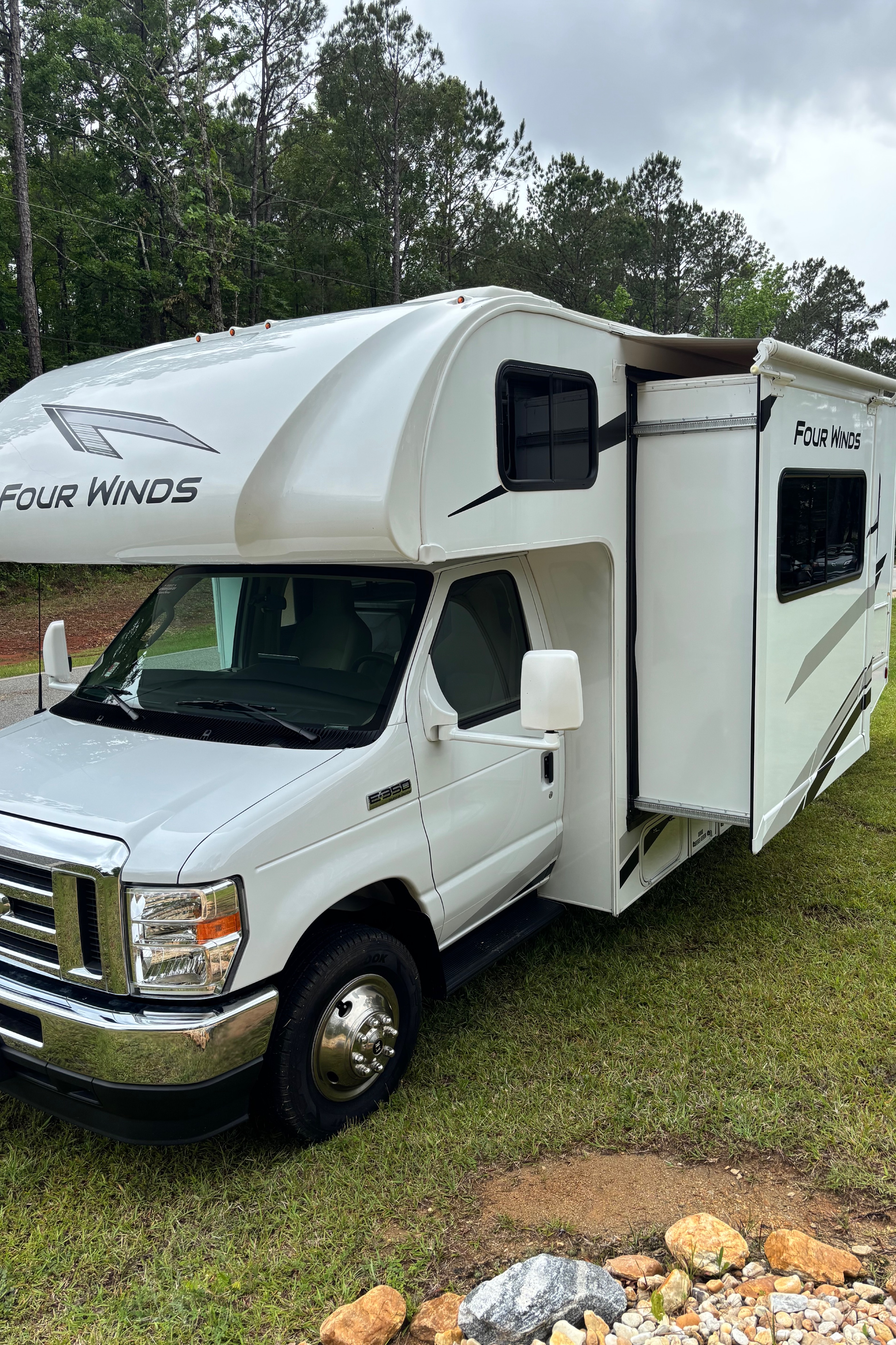 Viola's Thor Motor Coach Four Winds 25V Class C