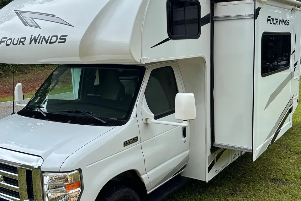 Viola's Thor Motor Coach Four Winds 25V Class C