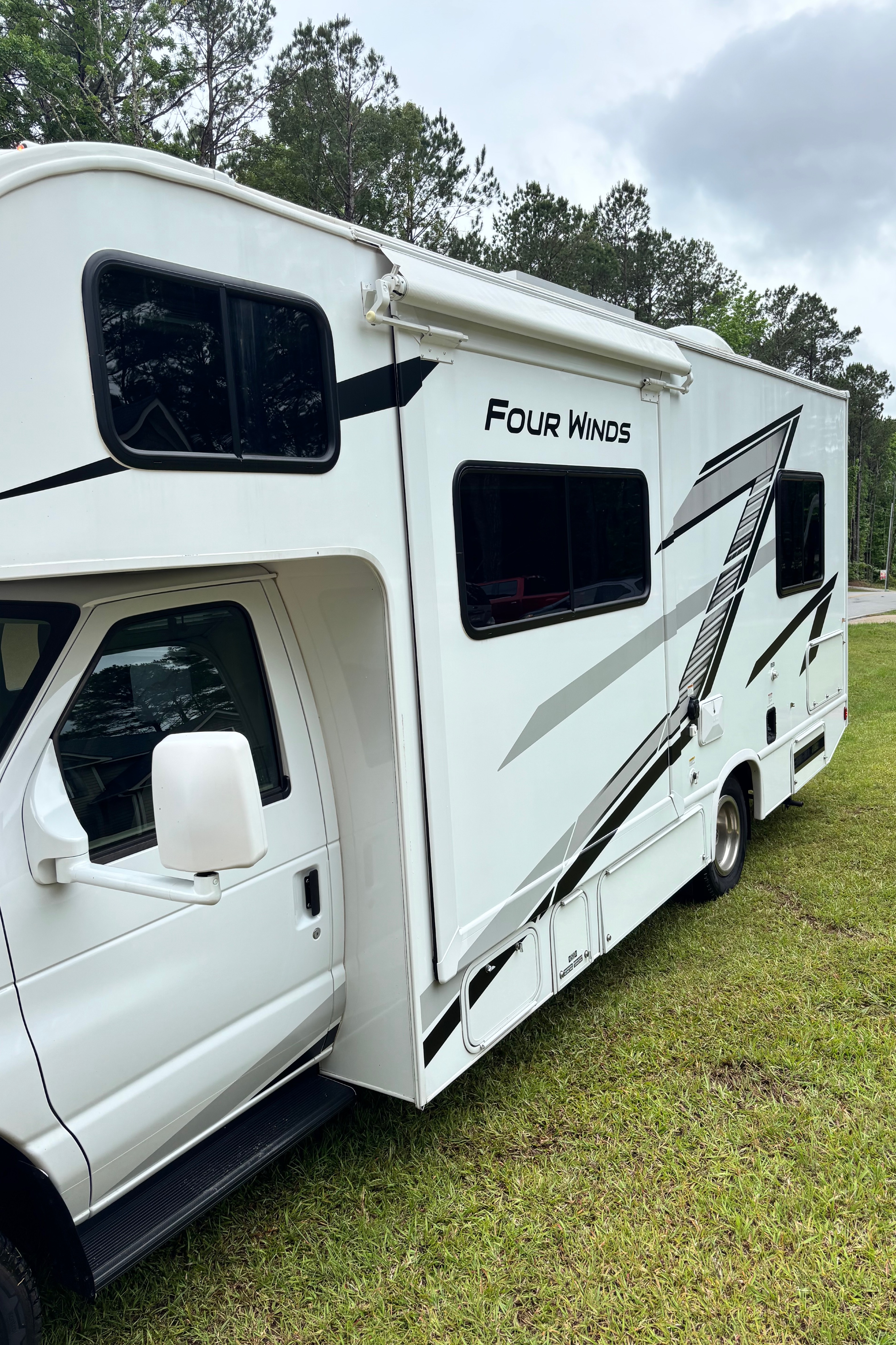 Viola's Thor Motor Coach Four Winds 25V Class C