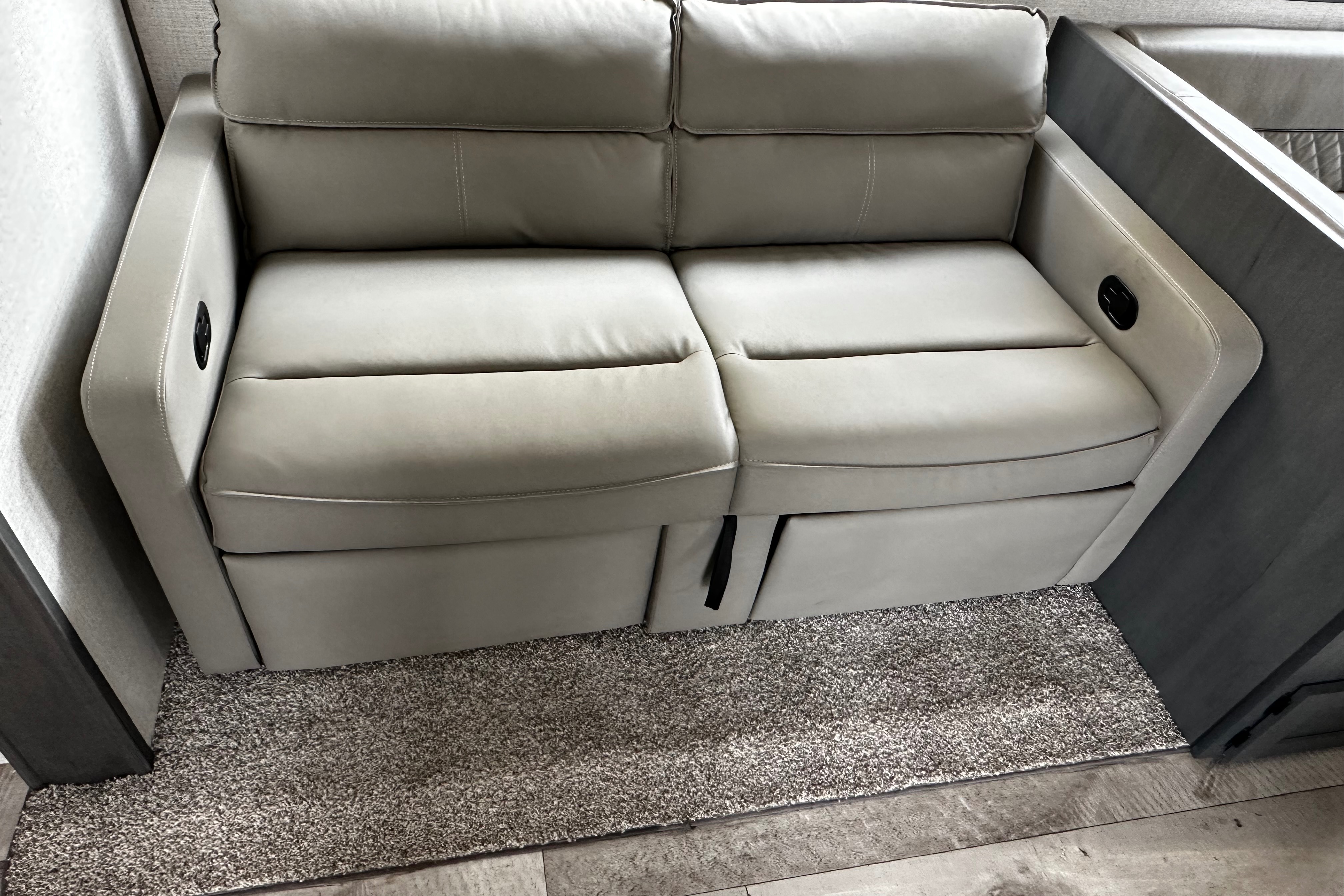 Family Friendly with a Master Bathroom 34'Trailer