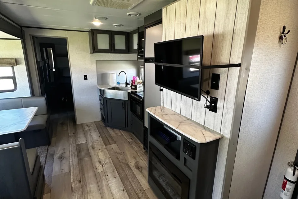 Family Friendly with a Master Bathroom 34'Trailer