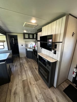 Family Friendly with a Master Bathroom 34'Trailer