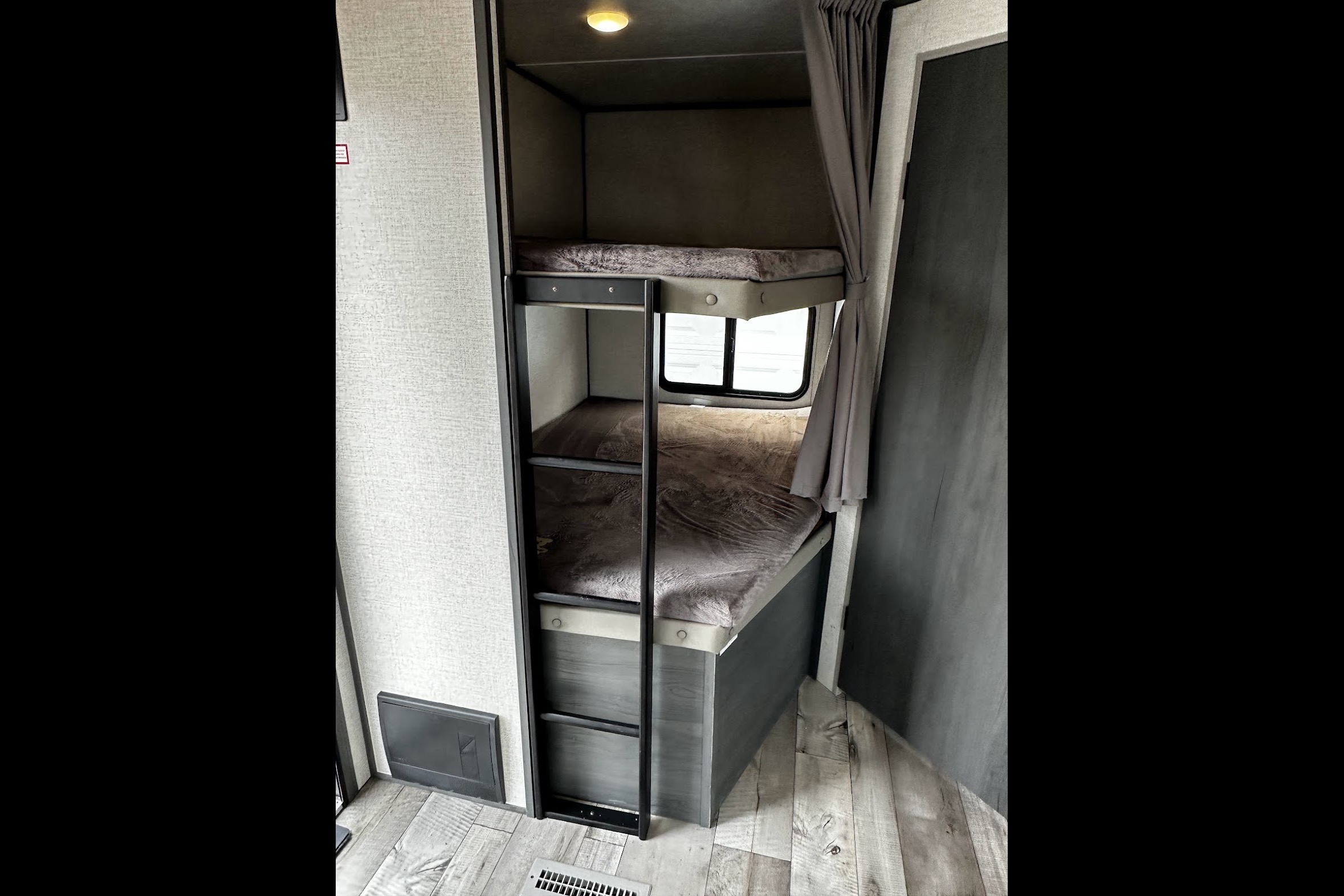 Family Friendly with a Master Bathroom 34'Trailer