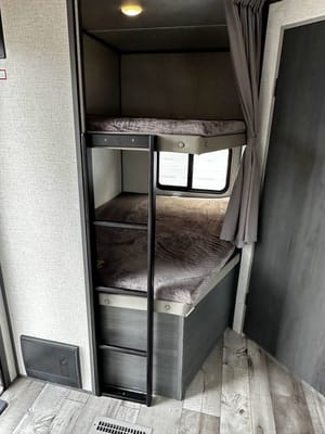 Family Friendly with a Master Bathroom 34'Trailer