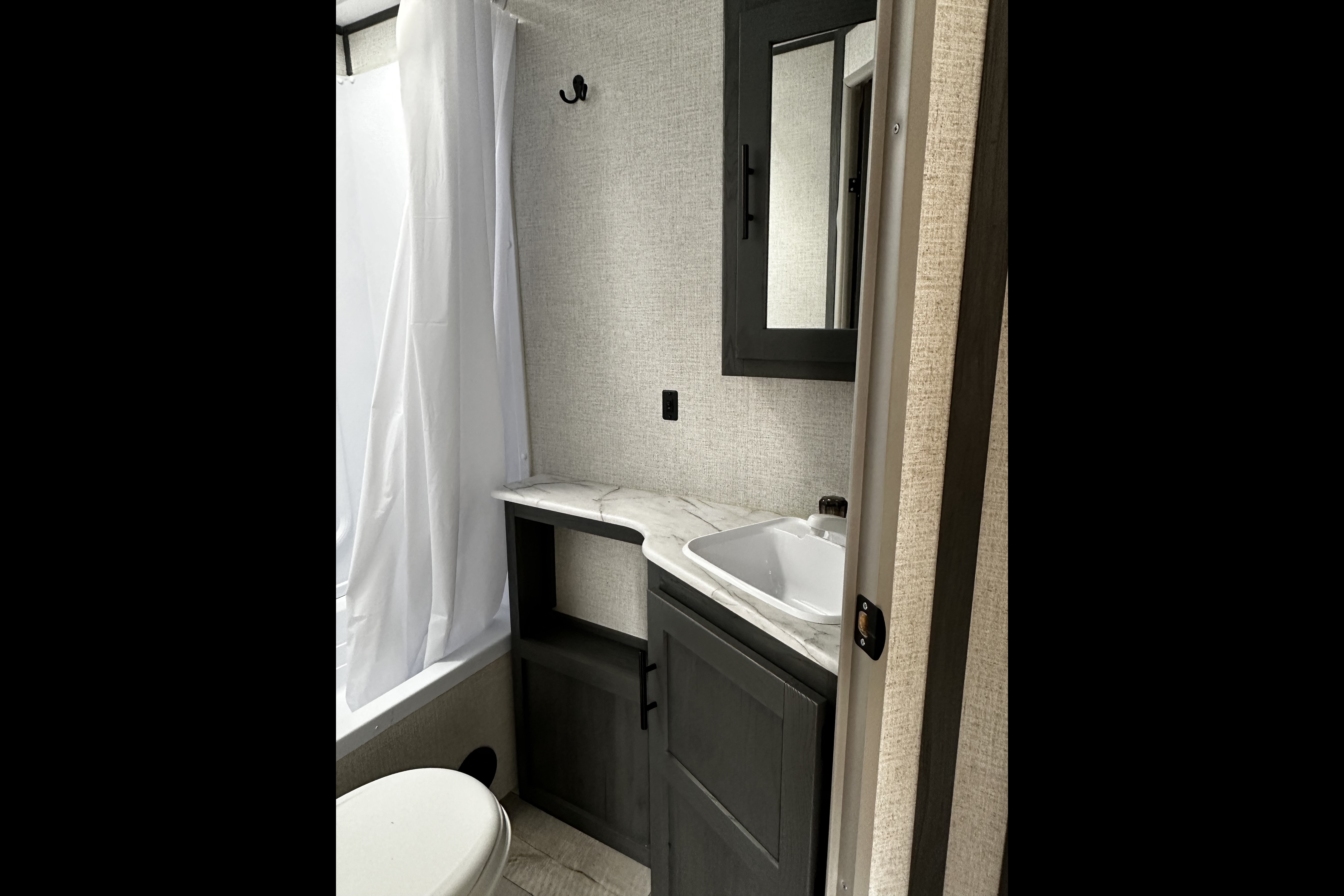 Family Friendly with a Master Bathroom 34'Trailer