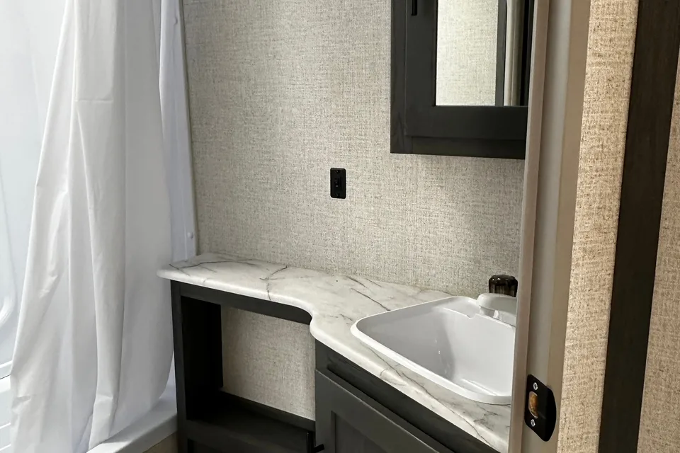 Family Friendly with a Master Bathroom 34'Trailer