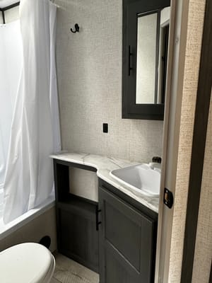 Family Friendly with a Master Bathroom 34'Trailer