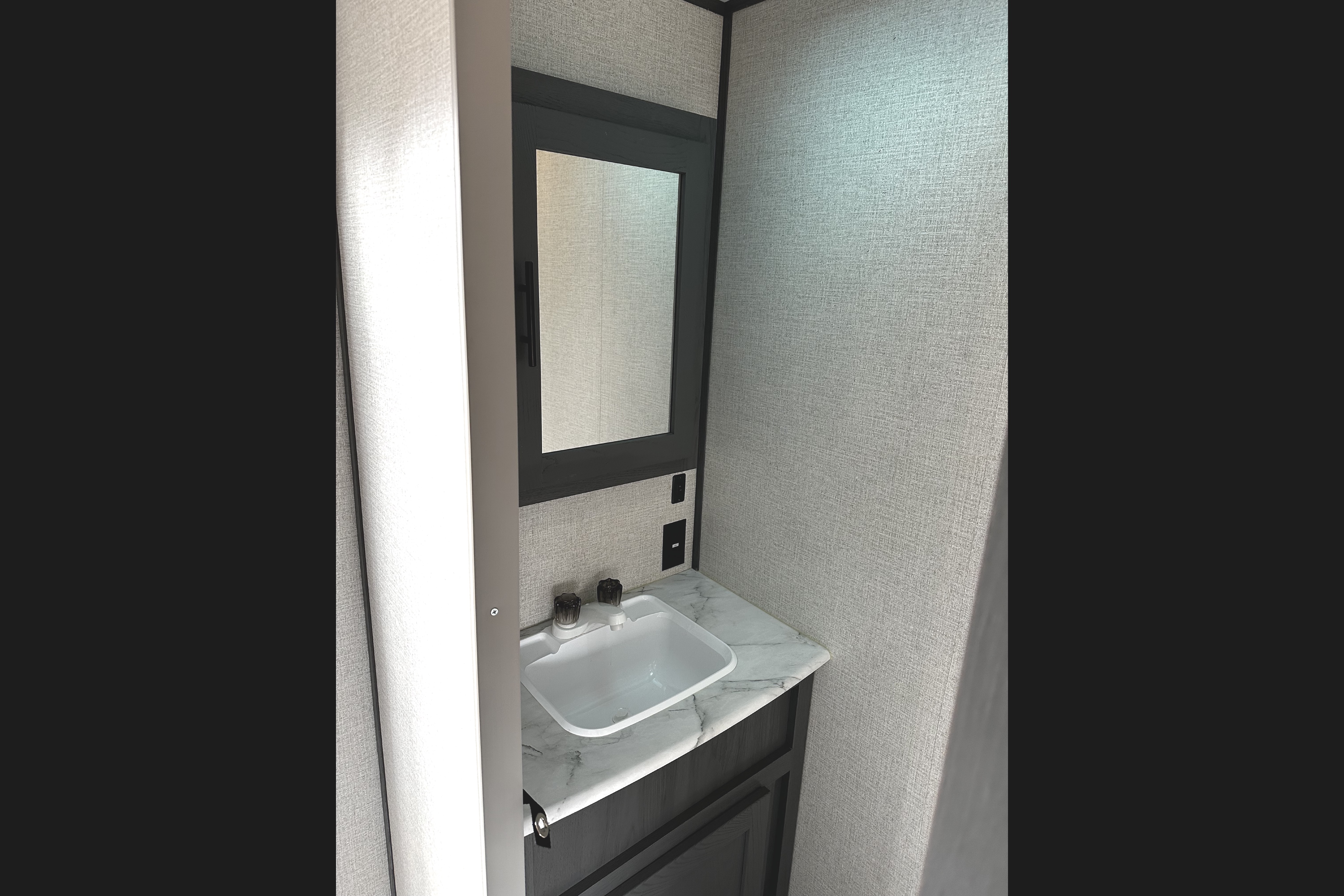 Family Friendly with a Master Bathroom 34'Trailer