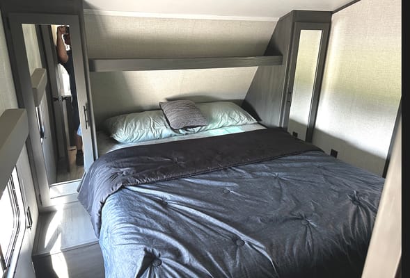 Family Friendly with a Master Bathroom 34'Trailer