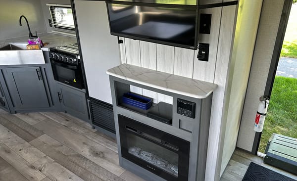 Family Friendly with a Master Bathroom 34'Trailer