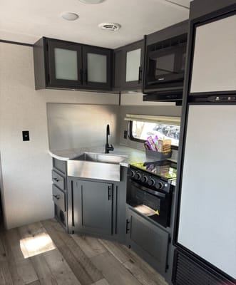Family Friendly with a Master Bathroom 34'Trailer