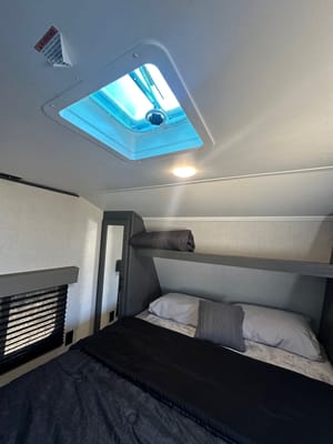 Family Friendly with a Master Bathroom 34'Trailer