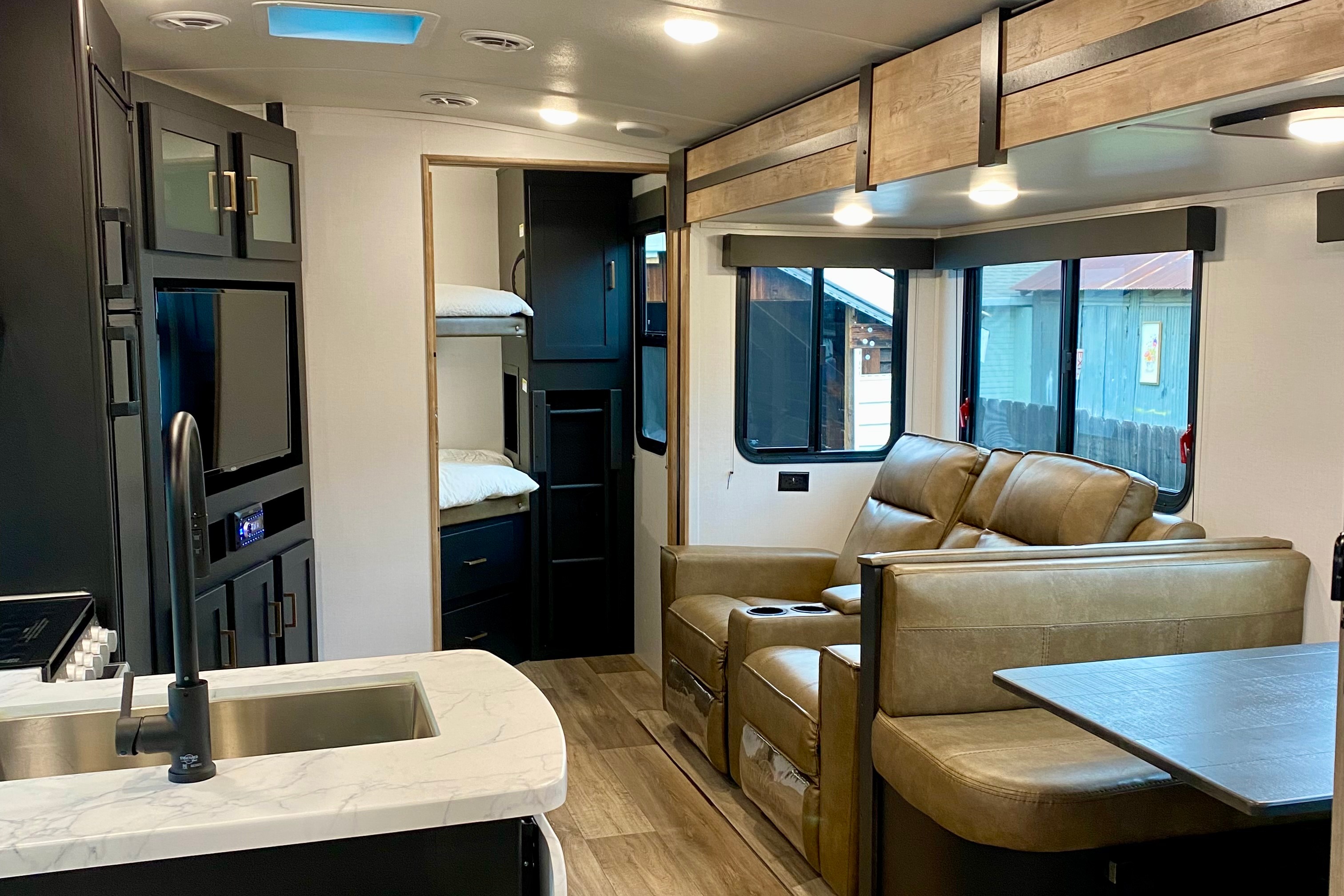 LUXURY 2 BEDROOM*LARGE BATH* 