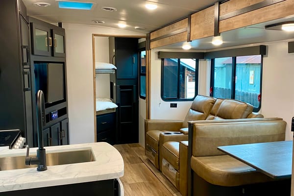LUXURY 2 BEDROOM*LARGE BATH*