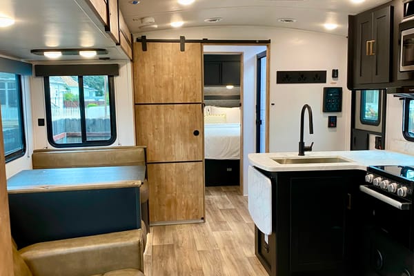 LUXURY 2 BEDROOM*LARGE BATH*