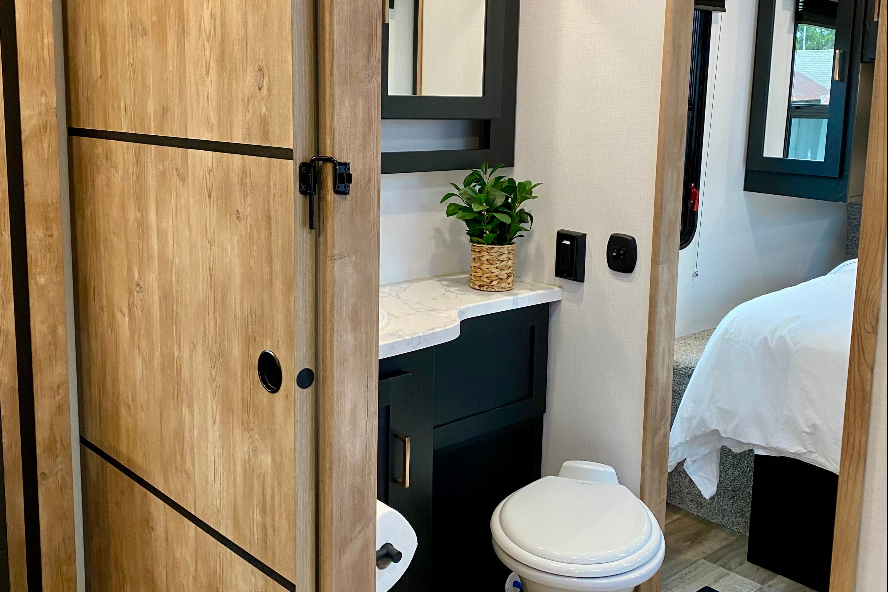 LUXURY 2 BEDROOM*LARGE BATH* 