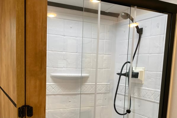 LUXURY 2 BEDROOM*LARGE BATH*
