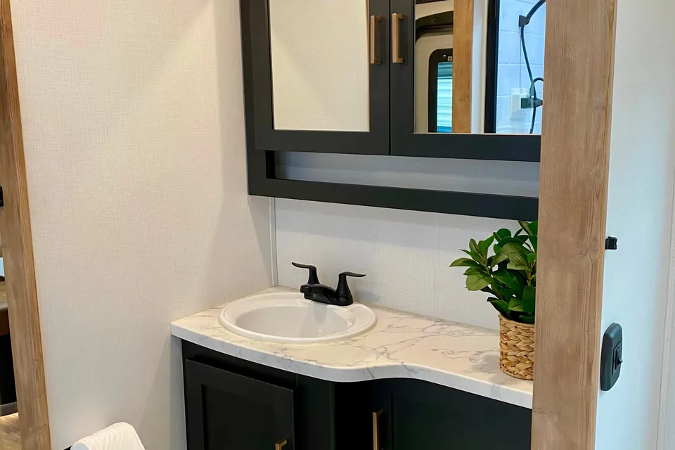 LUXURY 2 BEDROOM*LARGE BATH* 