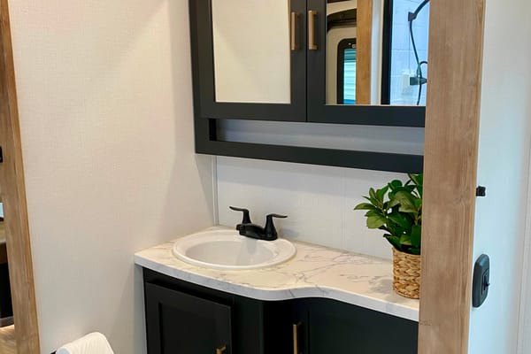 LUXURY 2 BEDROOM*LARGE BATH*