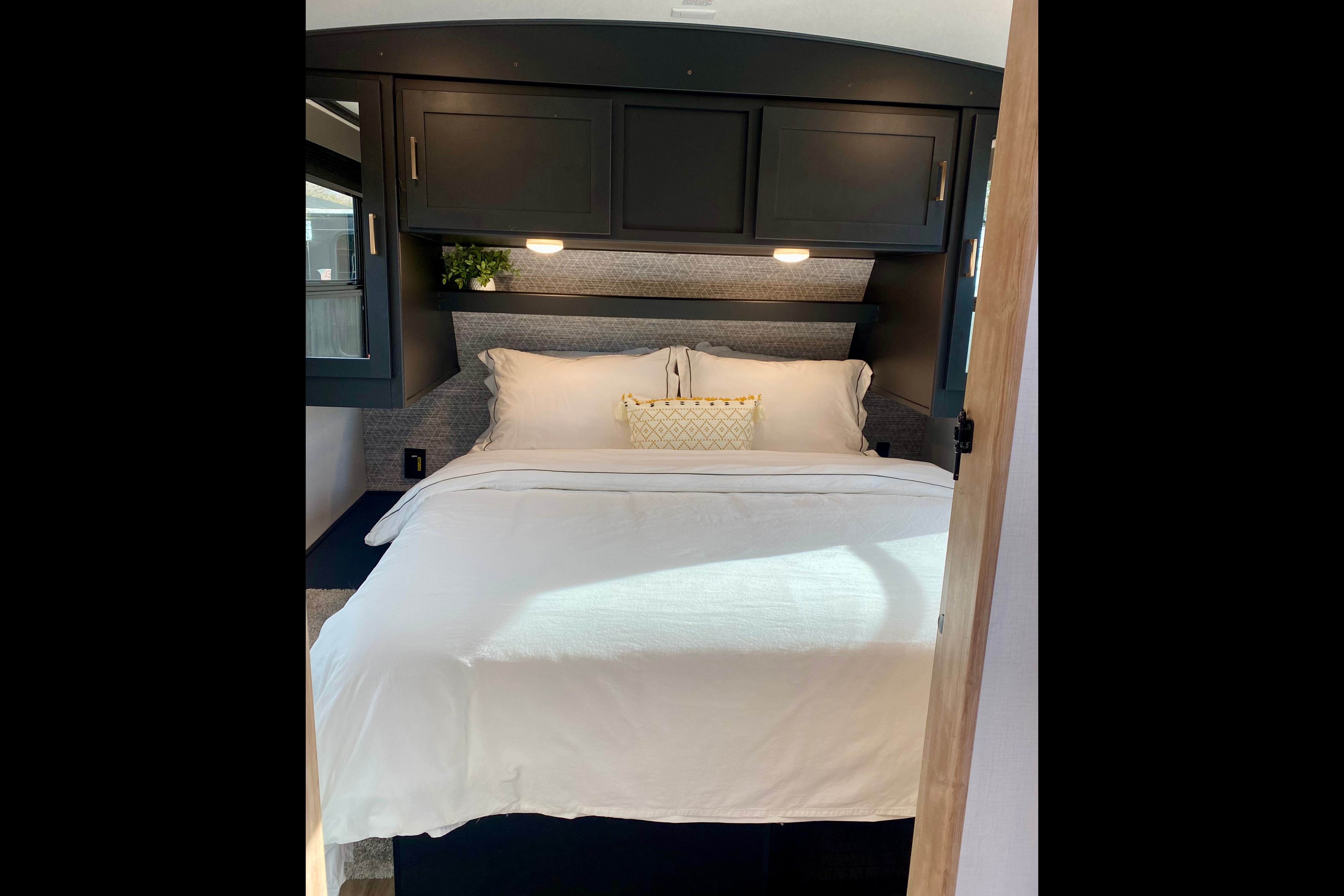 LUXURY 2 BEDROOM*LARGE BATH* 