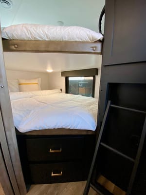 LUXURY 2 BEDROOM*LARGE BATH*