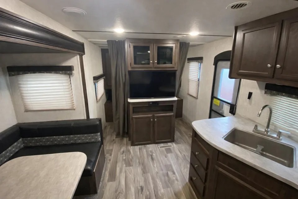 Easy to Tow Double Bunk 28 feet Travel Trailer with Slideout