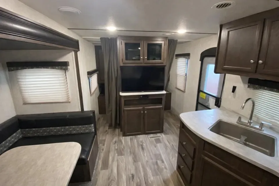 Easy to Tow Double Bunk 28 feet Travel Trailer with Slideout