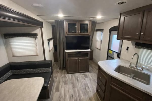 Easy to Tow Double Bunk 28 feet Travel Trailer with Slideout
