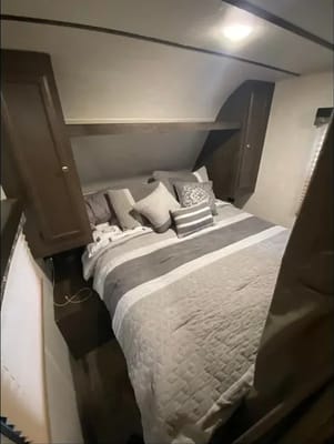 Easy to Tow Double Bunk 28 feet Travel Trailer with Slideout