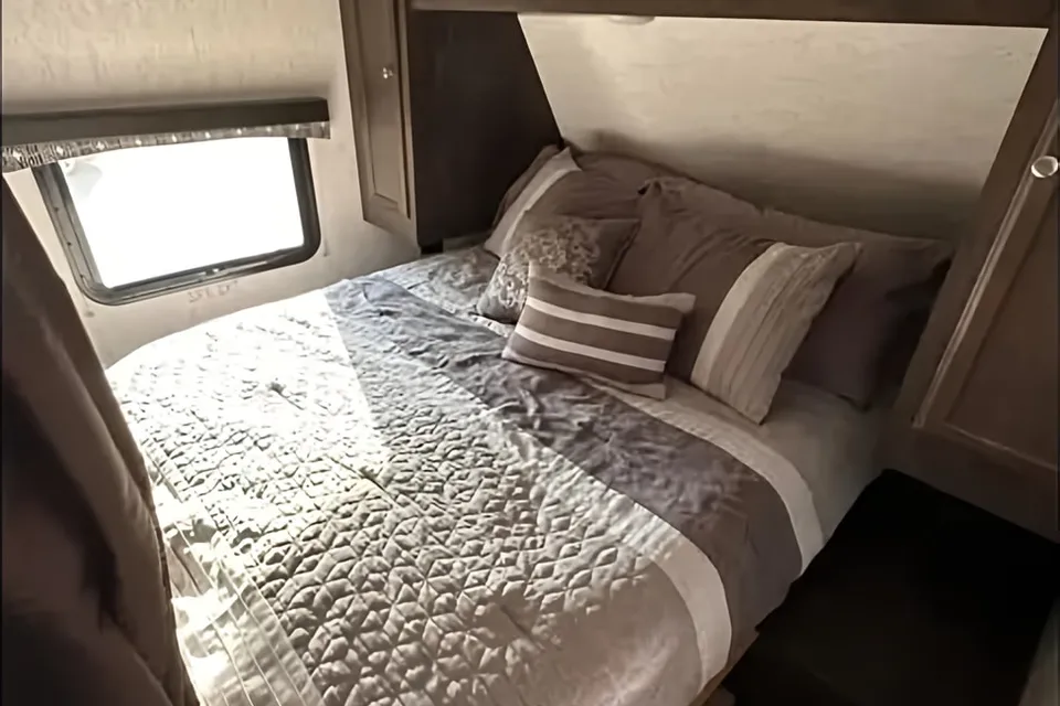 Easy to Tow Double Bunk 28 feet Travel Trailer with Slideout
