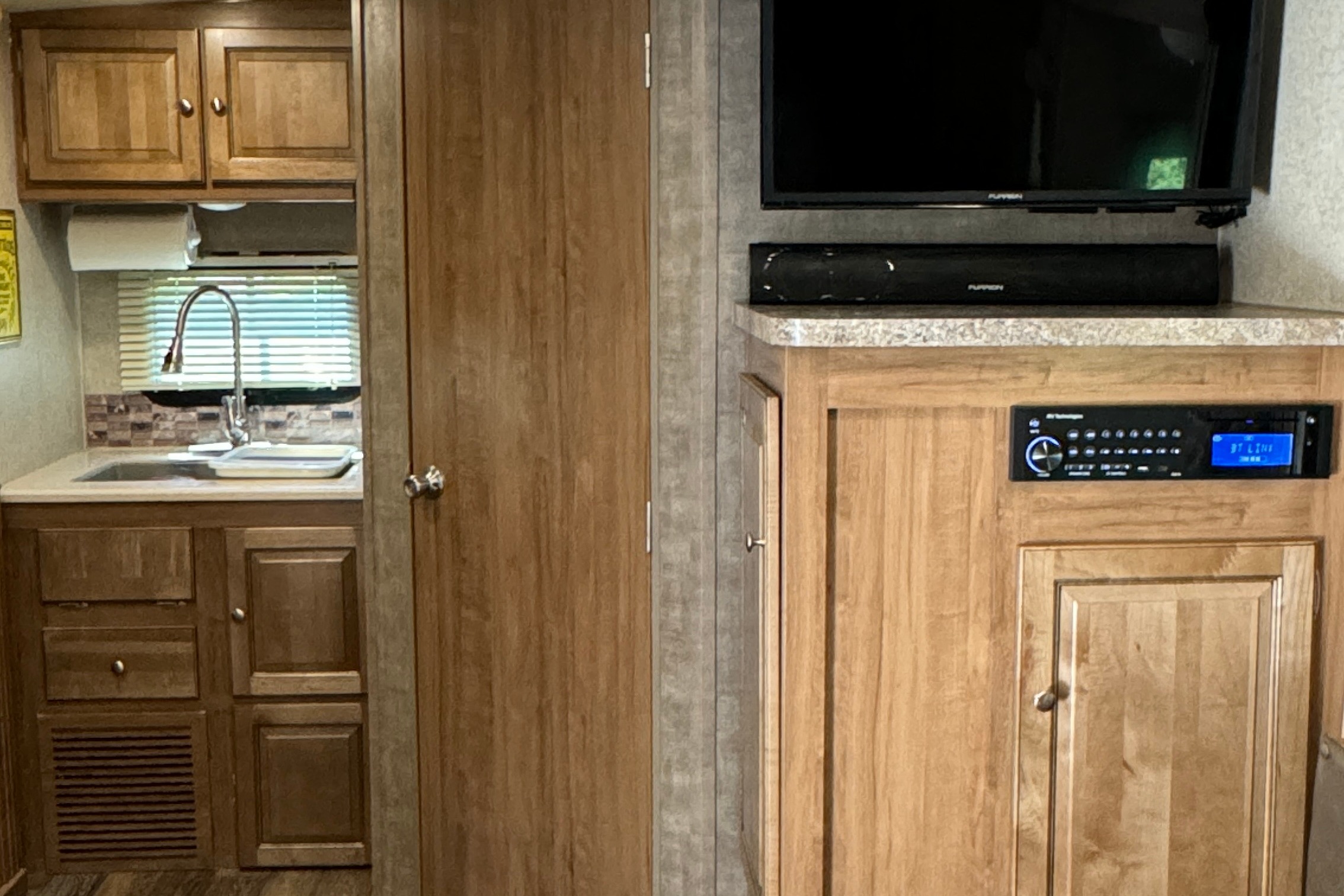 Ken's Forest River Rockwood Ultra Lite M-2304DS Travel Trailer
