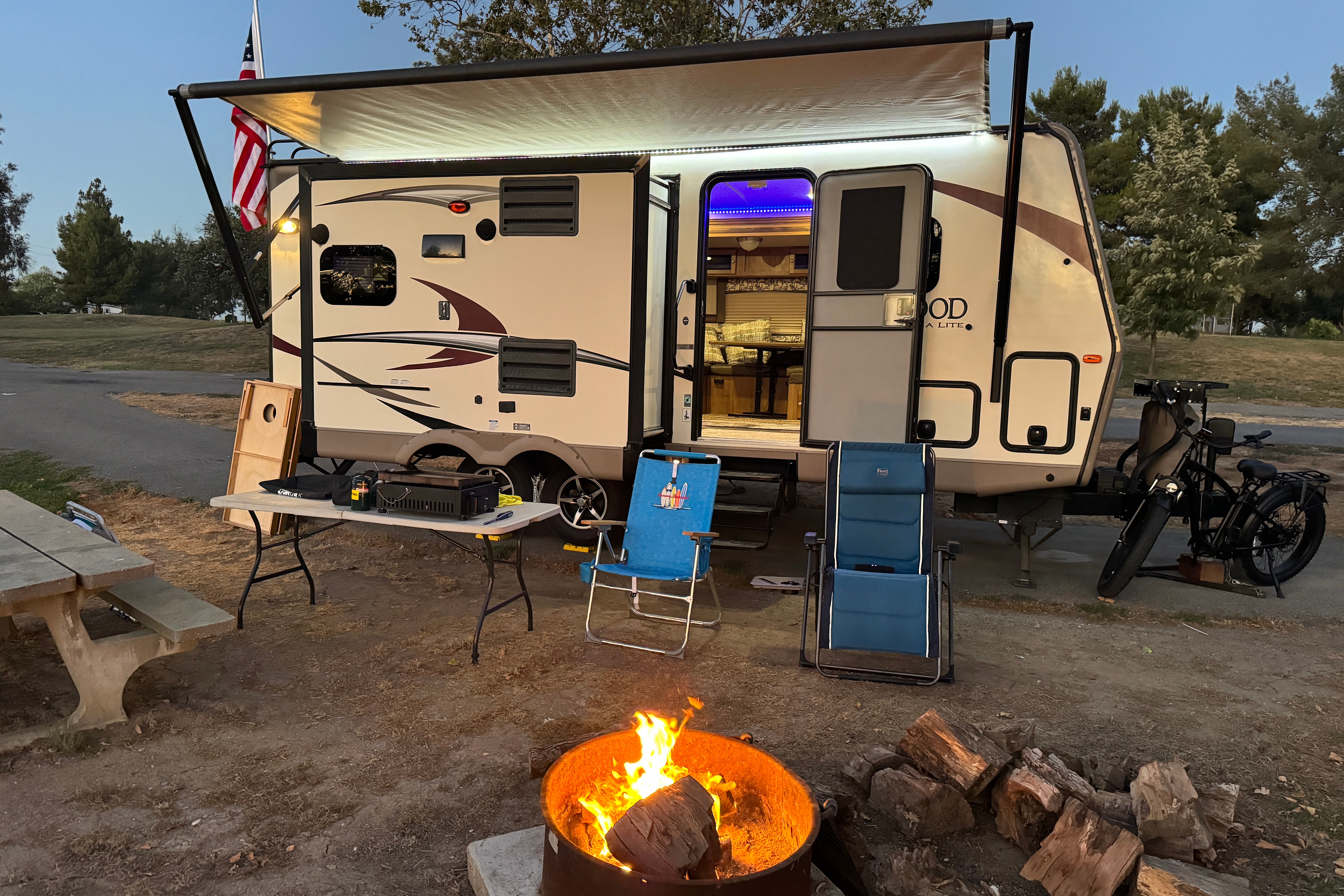 Ken's Forest River Rockwood Ultra Lite M-2304DS Travel Trailer