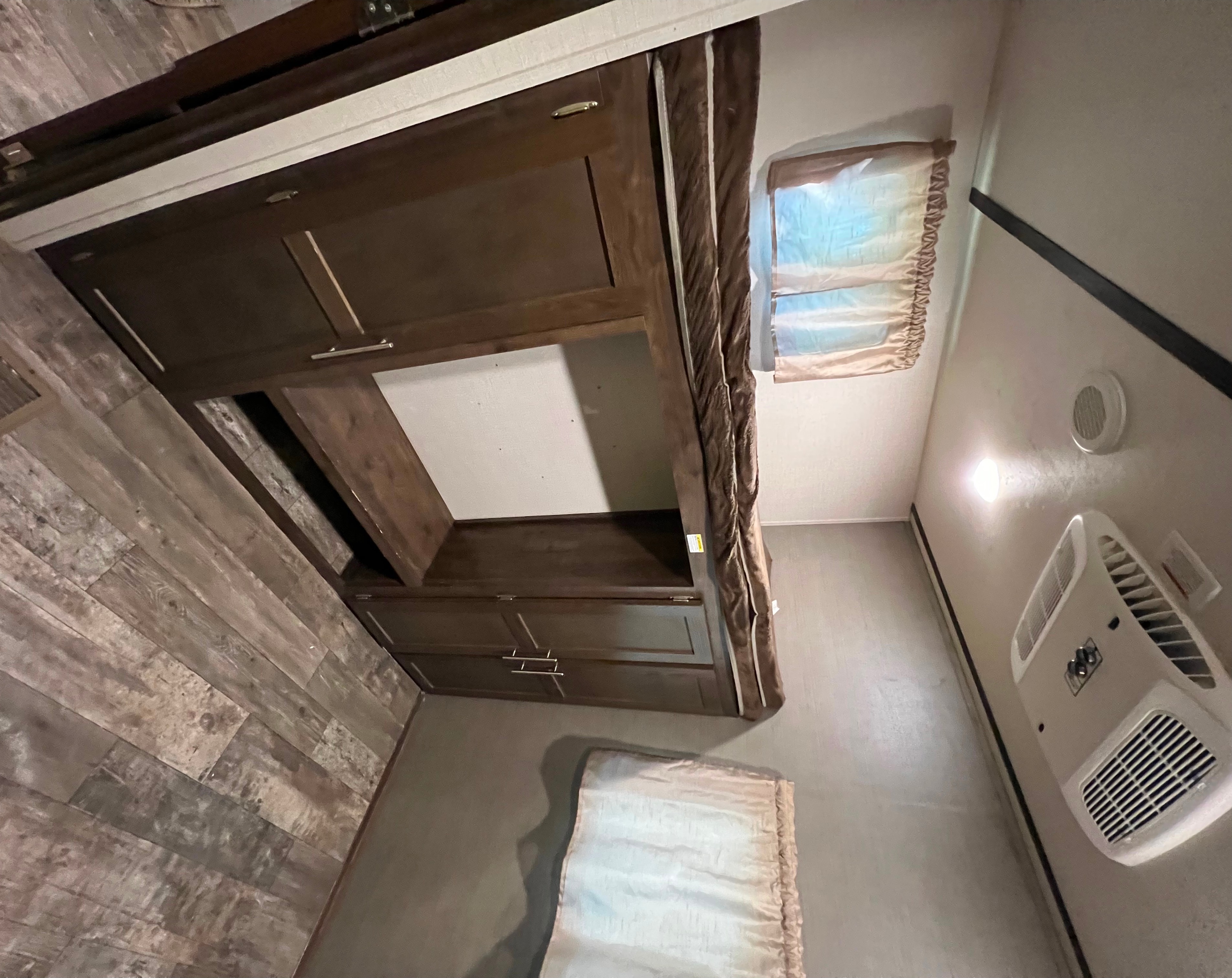Crossroads Volante db33 Travel Trailer