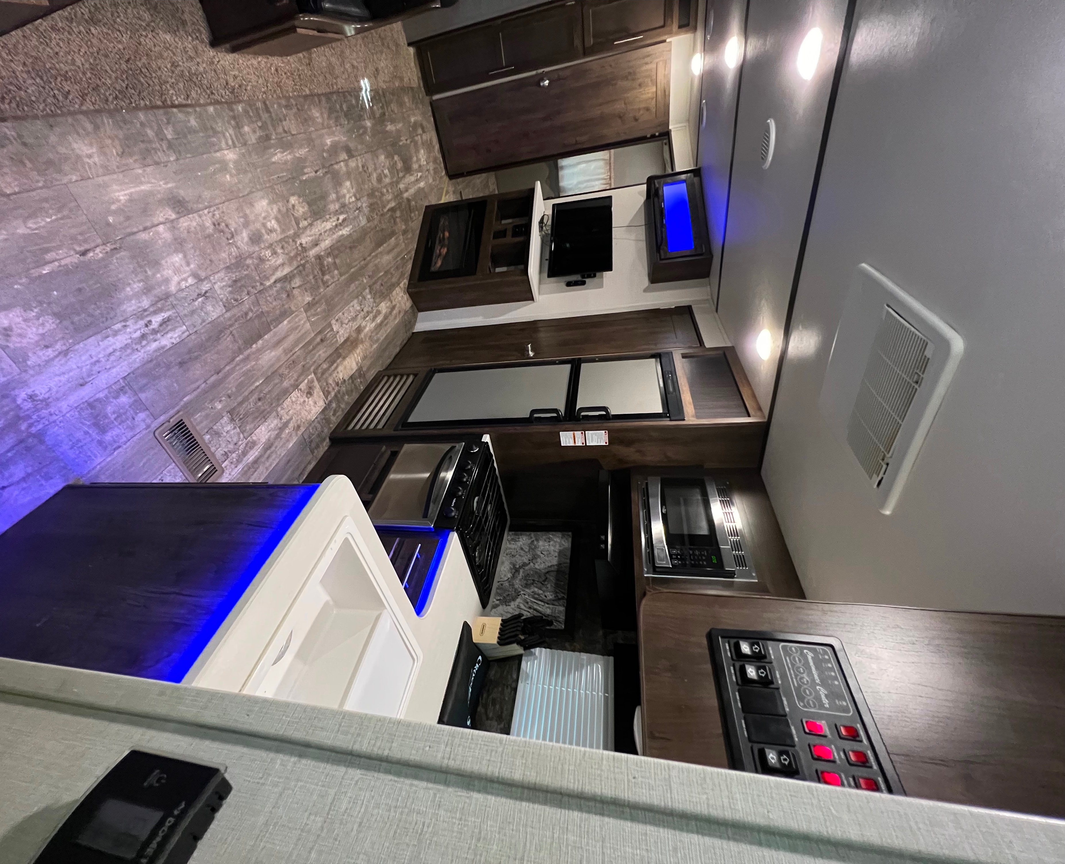 Crossroads Volante db33 Travel Trailer