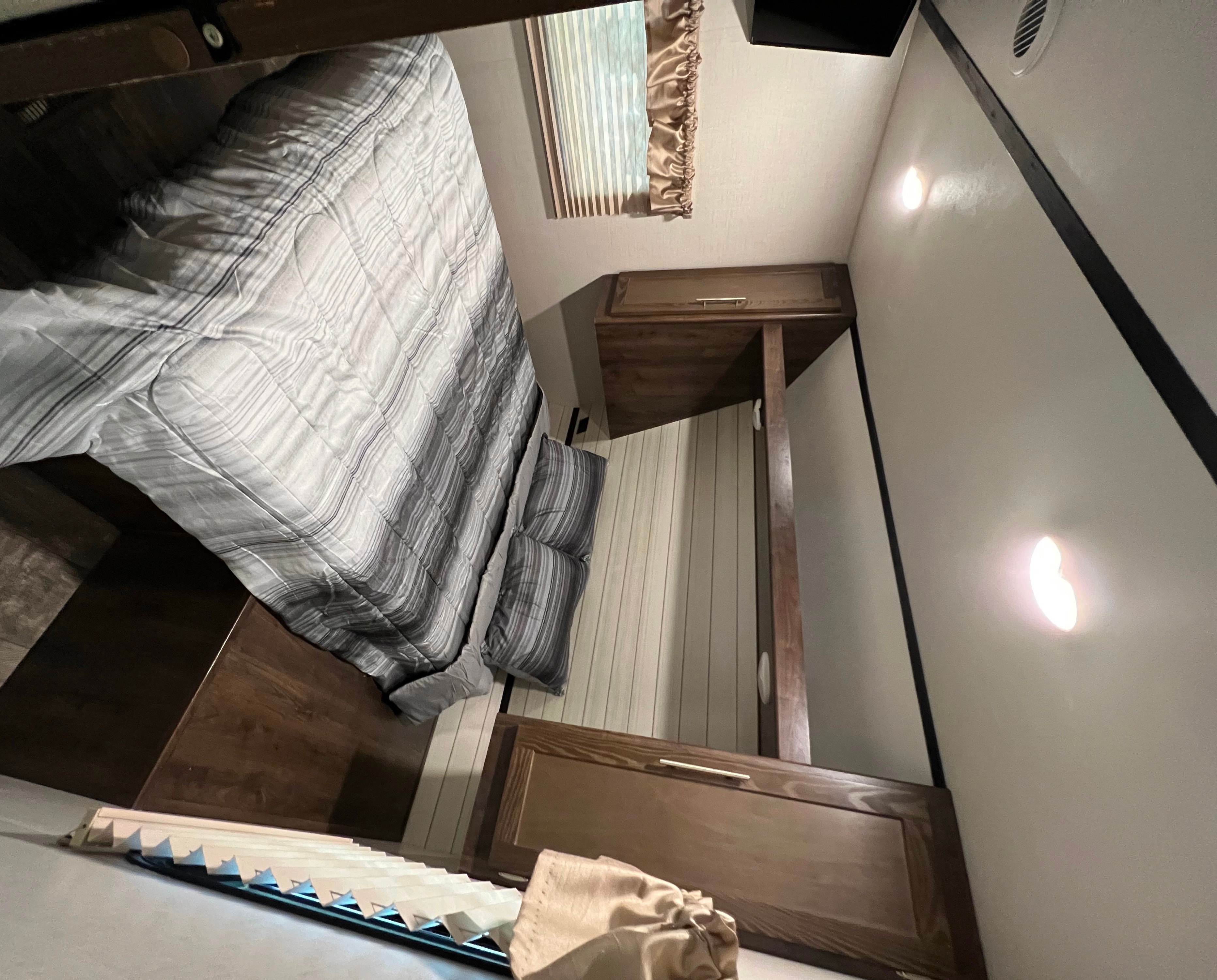 Crossroads Volante db33 Travel Trailer