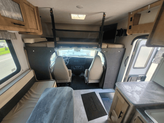 Coachmen Leprechaun Classe C