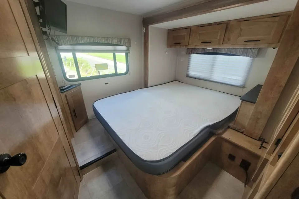 Coachmen Leprechaun Classe C