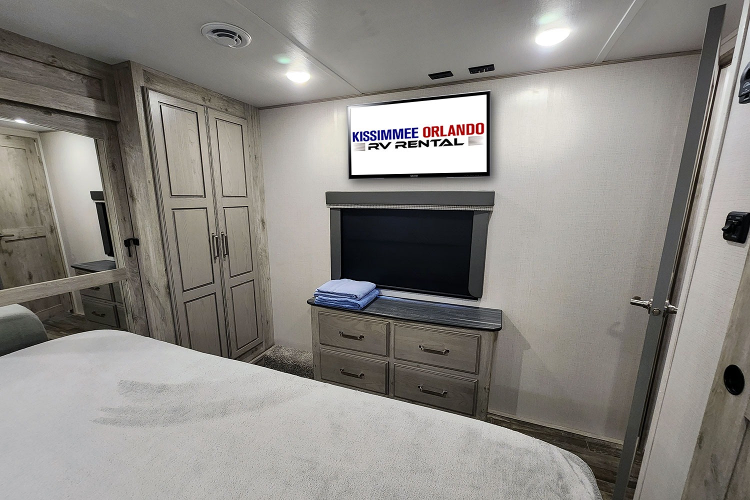 NEW 42' FAMILY LUXURY 2 BED - 2 BATH - SLEEPS 9