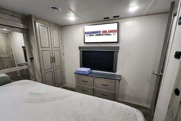 NEW 42' FAMILY LUXURY 2 BED - 2 BATH - SLEEPS 9