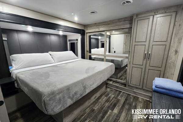 NEW 42' FAMILY LUXURY 2 BED - 2 BATH - SLEEPS 9