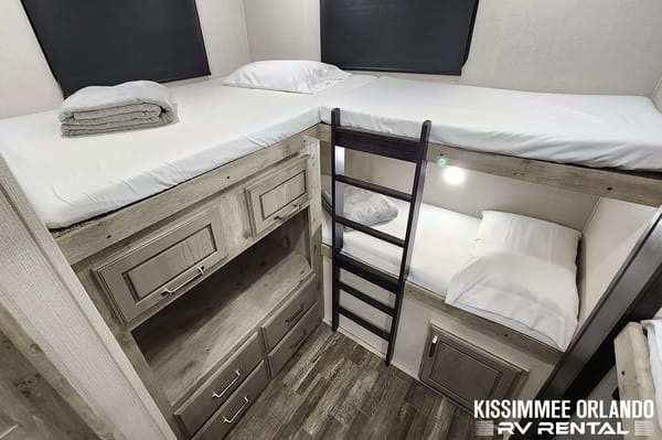 NEW 42' FAMILY LUXURY 2 BED - 2 BATH - SLEEPS 9