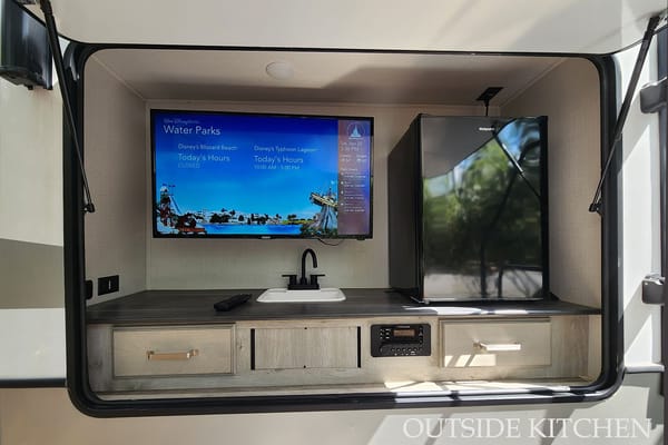 NEW 42' FAMILY LUXURY 2 BED - 2 BATH - SLEEPS 9