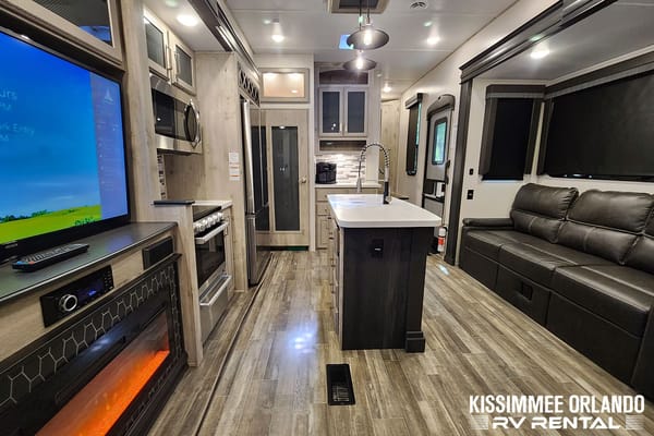 NEW 42' FAMILY LUXURY 2 BED - 2 BATH - SLEEPS 9