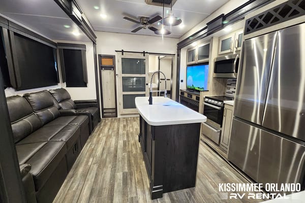 NEW 42' FAMILY LUXURY 2 BED - 2 BATH - SLEEPS 9