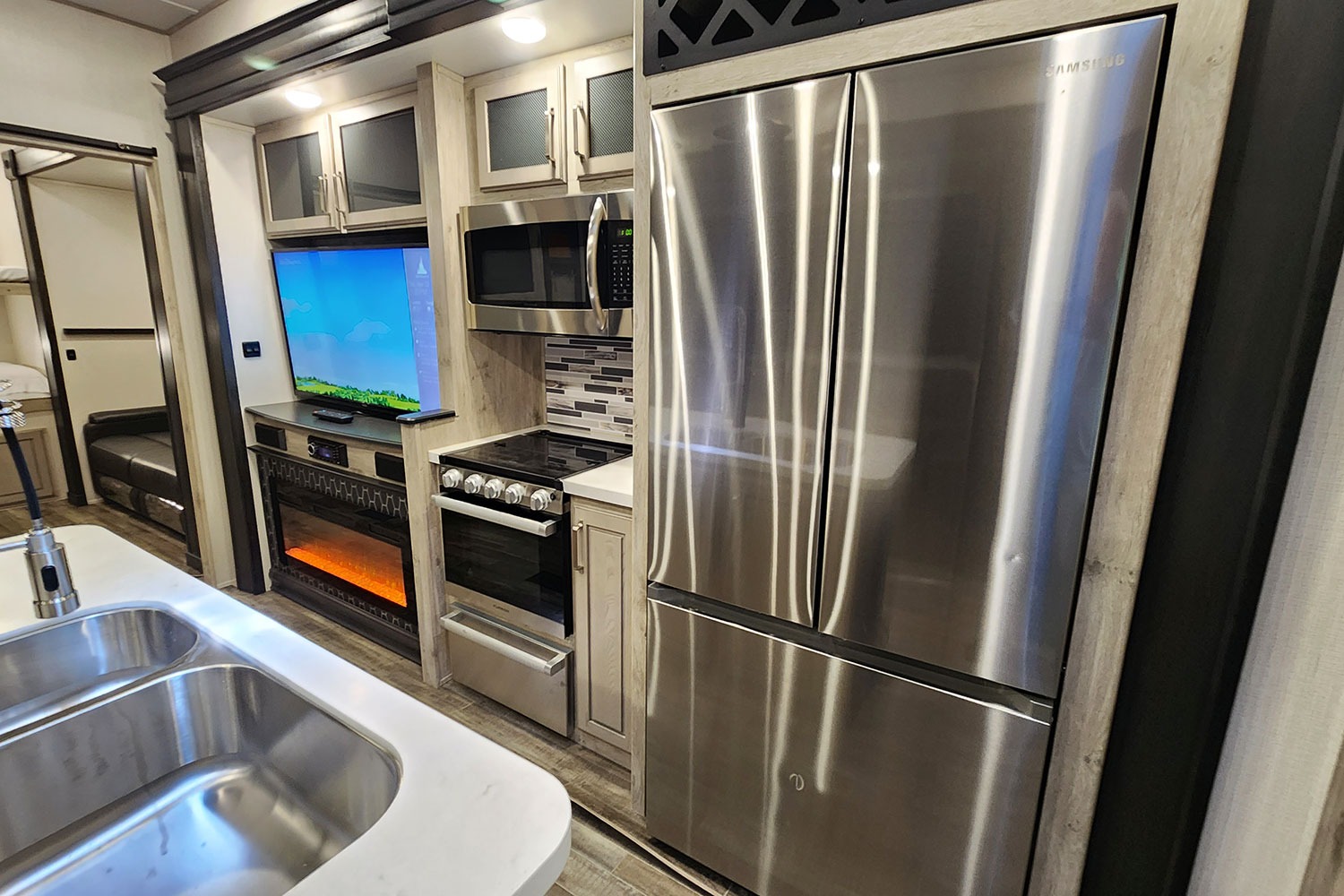 NEW 42' FAMILY LUXURY 2 BED - 2 BATH - SLEEPS 9