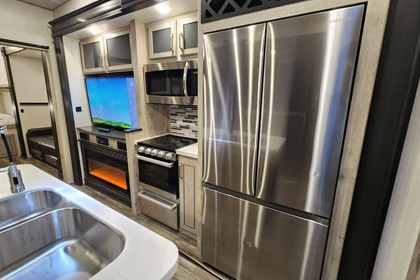 NEW 42' FAMILY LUXURY 2 BED - 2 BATH - SLEEPS 9