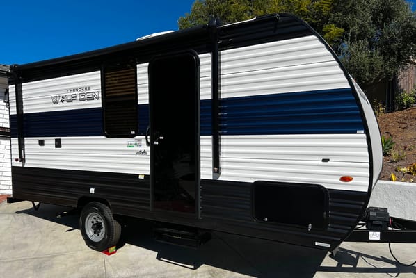 Brand New 2024 Light Weight 21ft Forest River Cherokee Wolf Den 16EV Travel Trailer