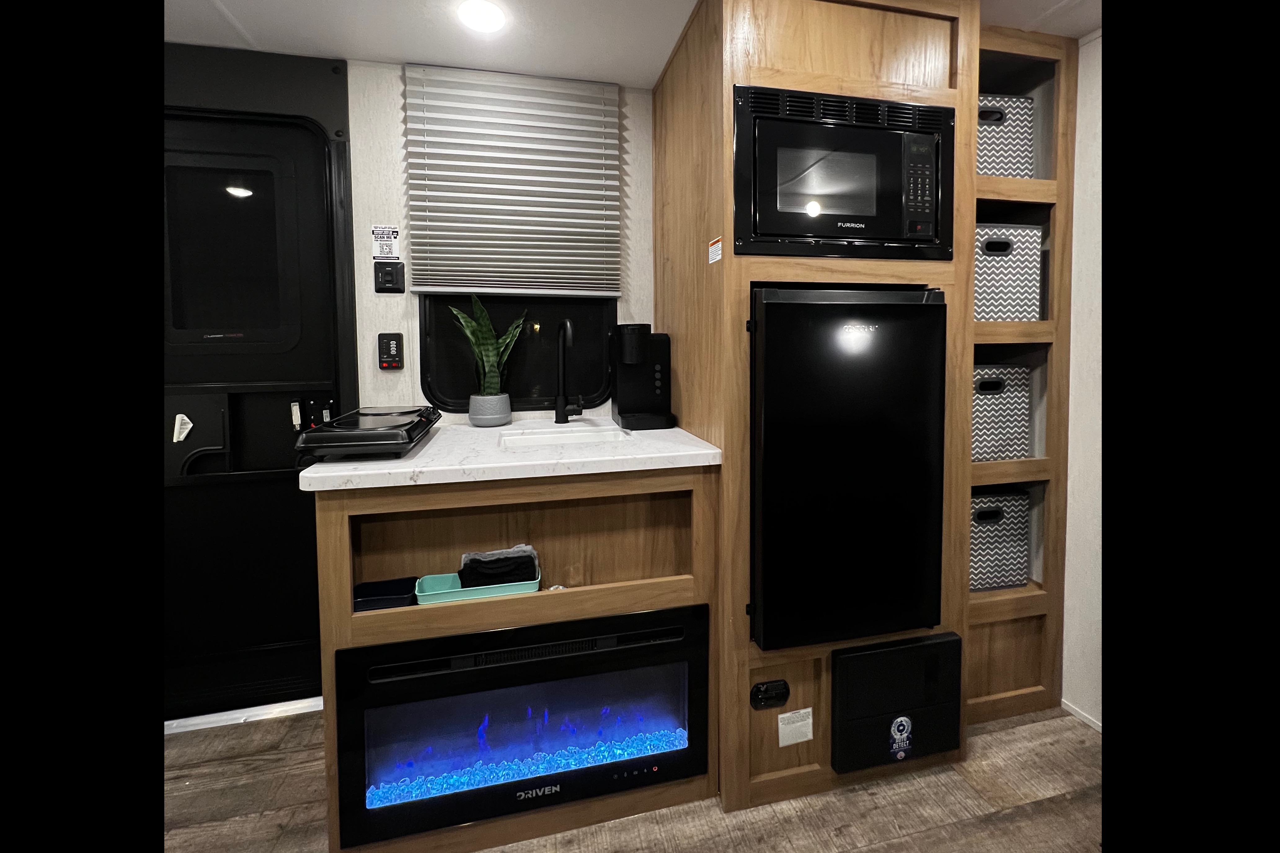 Brand New 2024 Light Weight 21ft Forest River Cherokee Wolf Den 16EV Travel Trailer