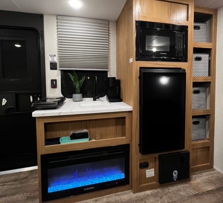 Brand New 2024 Light Weight 21ft Forest River Cherokee Wolf Den 16EV Travel Trailer
