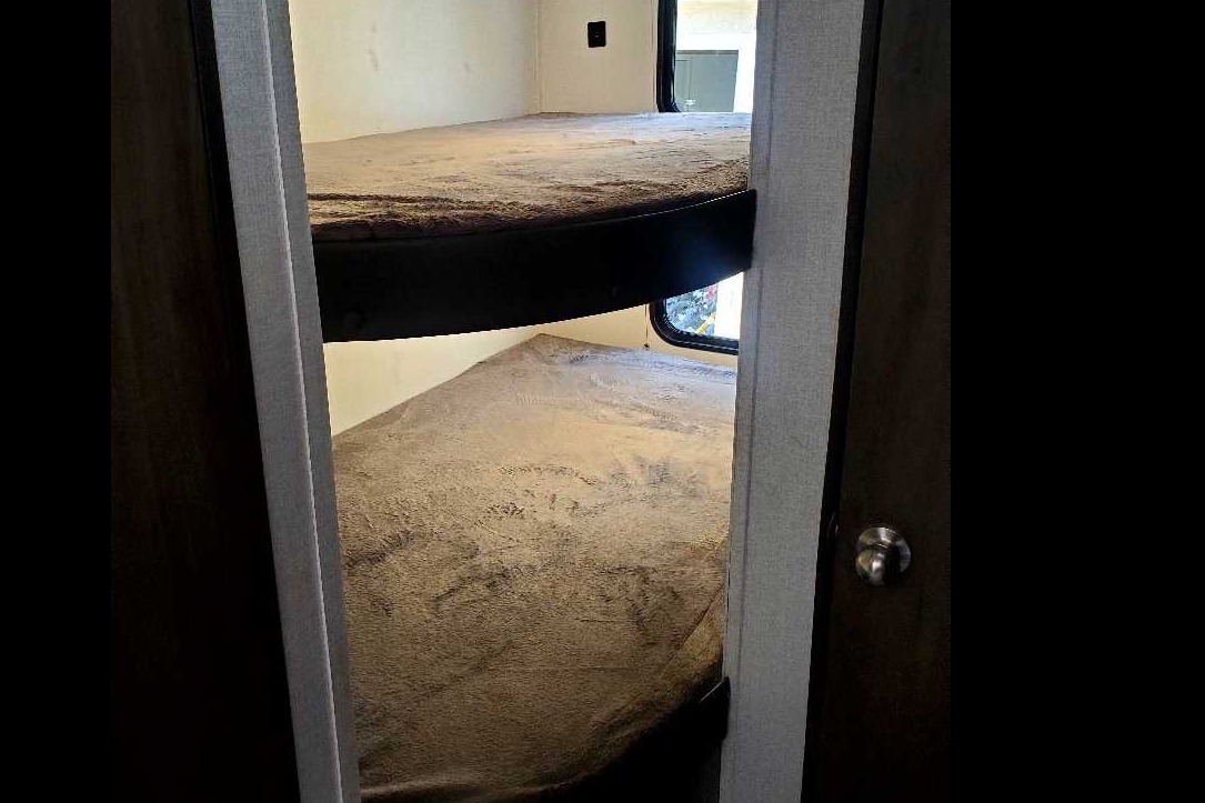 Guzman Coachmen 182 DBU Travel Trailer